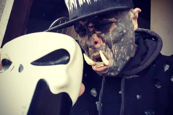 Buscando su verdadera identidad: tatuador se implantó colmillos para verse como un orco