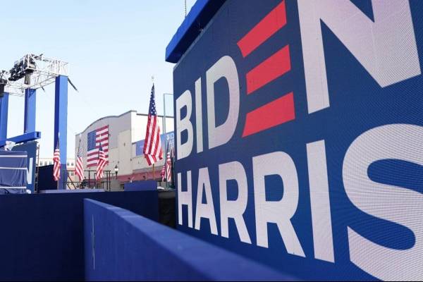 Ningún espíritu democrático: robó un bulldozer para destruir carteles de la campaña del presidente Biden