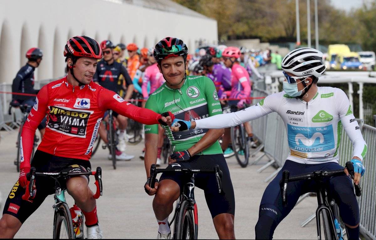El esloveno Primoz Roglic (Jumbo Visma) y el ecuatoriano Richard Carapaz (Ineos), primero y segundo clasificados, respectivamente, y el quinto, y primer español, para Enric Mas (Movistar)