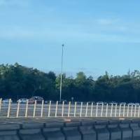 Iniciativa de pruebas de COVID-19 en los peajes comienza con extensa fila de carros
