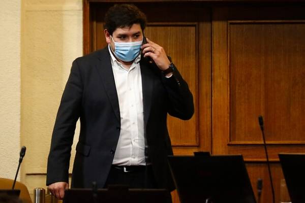 Diputado RN asegura que hay "quiebre" en Chile Vamos tras segundo retiro y tilda de "fantasma" al ministro Briones
