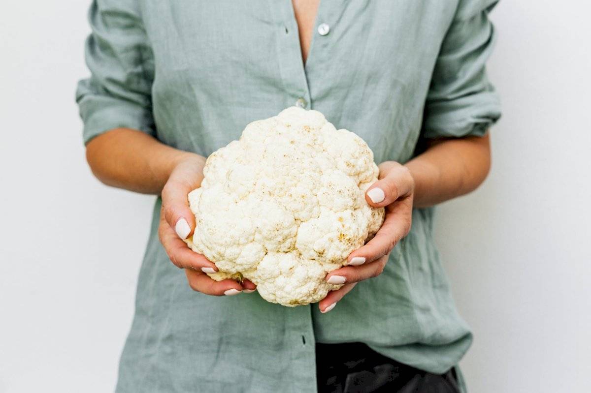 El coliflor es un vegetal lleno de fibra que favorece la salud.