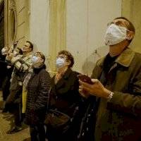 Expertos prevén que el Covid permanecerá pero en forma más leve