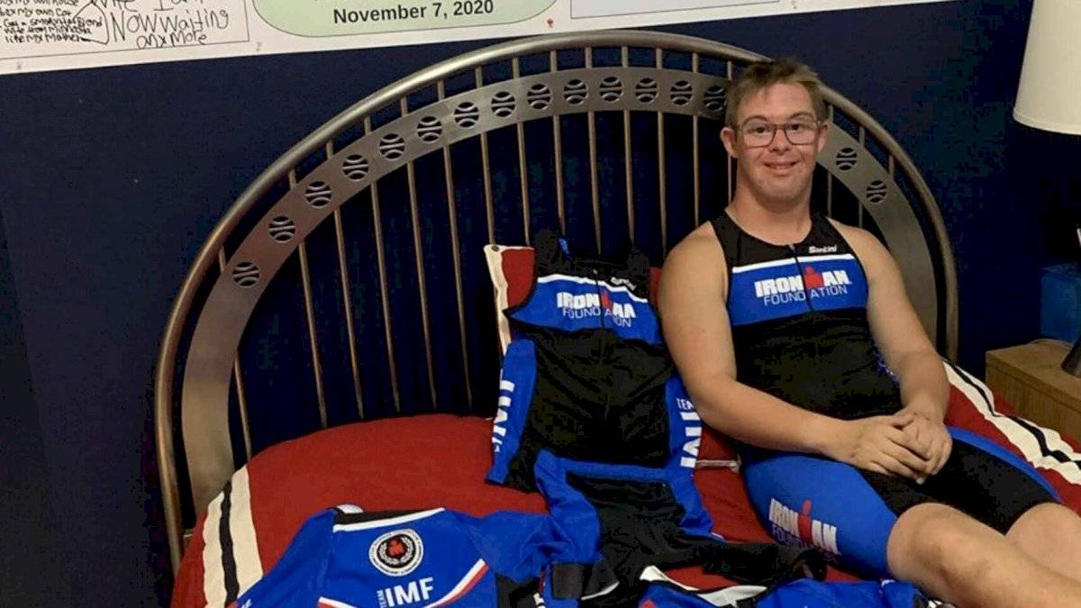 Chris Nikic de 21 años nadó 3,86 kilómetros, pedaleó 180 y corrió un maratón.