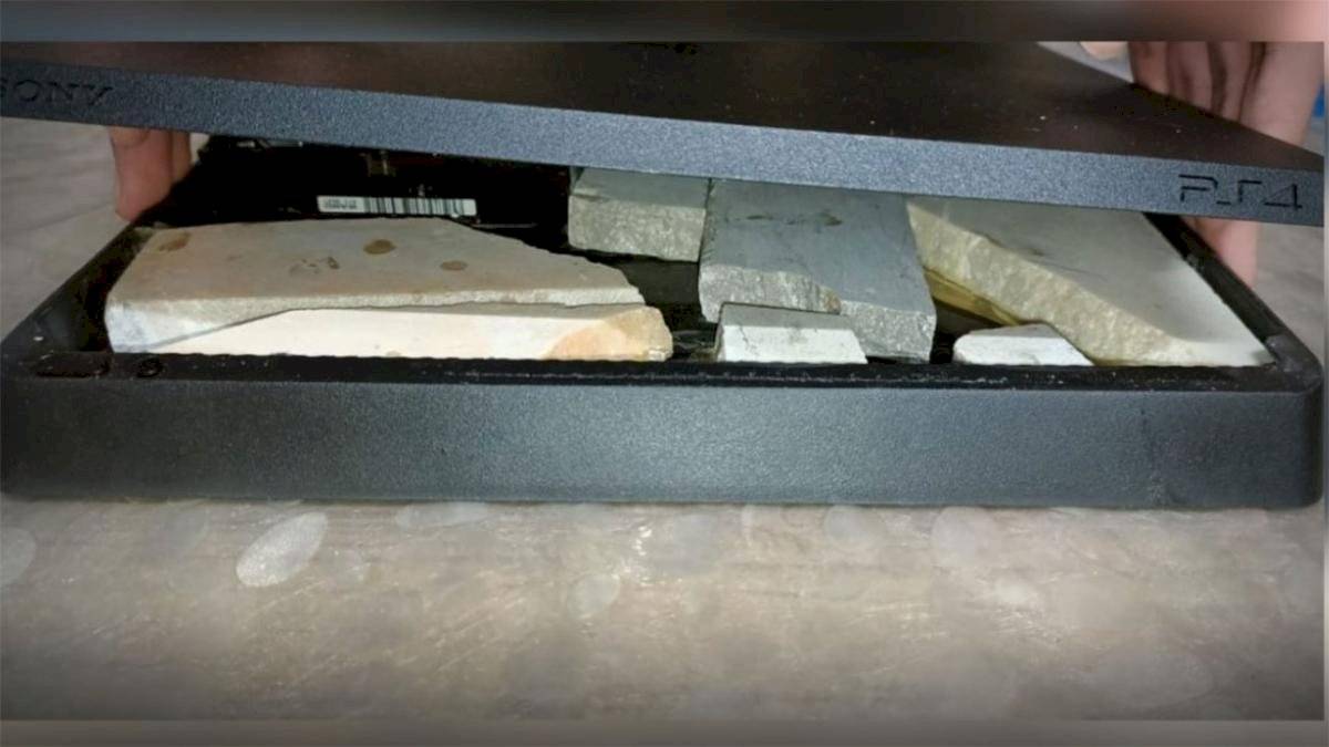 joven compró una PlayStation 4 y recibe una carcaza llena de rocas