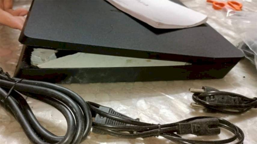 joven compró una PlayStation 4 y recibe una carcaza llena de rocas