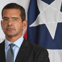 Gobernador dice toque de queda atenta contra las libertades civiles