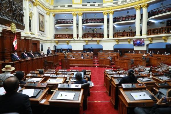 Congresista pide restablecer la pena de muerte para los políticos corruptos en Perú