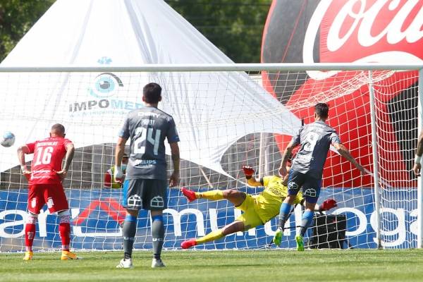 La UC no pudo ante Curicó Unido en los minutos restantes del partido más extraño del torneo