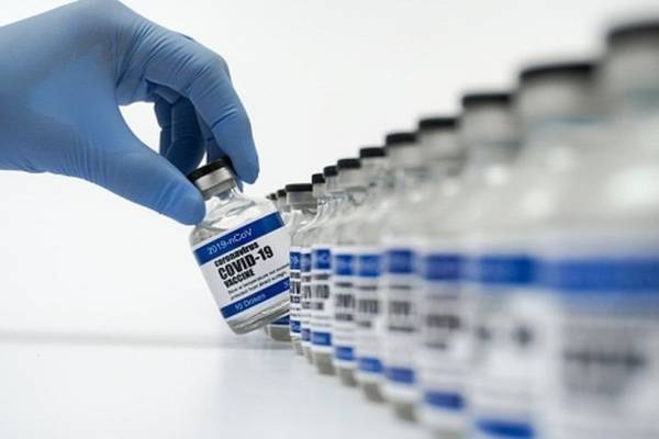 ¿”Guerra Fría” por la vacuna? La carrera entre EE.UU. y Rusia para terminar con el coronavirus