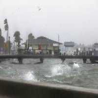 Eta deja lluvias torrenciales en el oeste de Florida