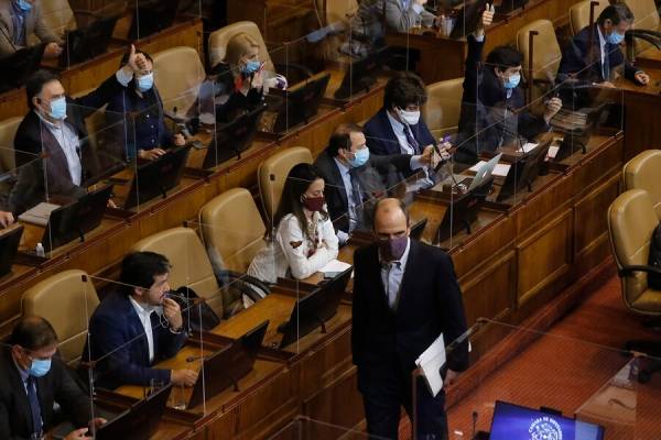 12 diputados de RN inician cuarentena tras contacto estrecho con contagiado de covid-19