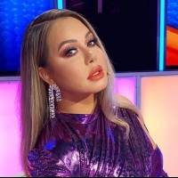 Chiquis Rivera demuestra que es una mujer natural y presume sus curvas en ceñido conjunto gris de pantalón y mini top con malla