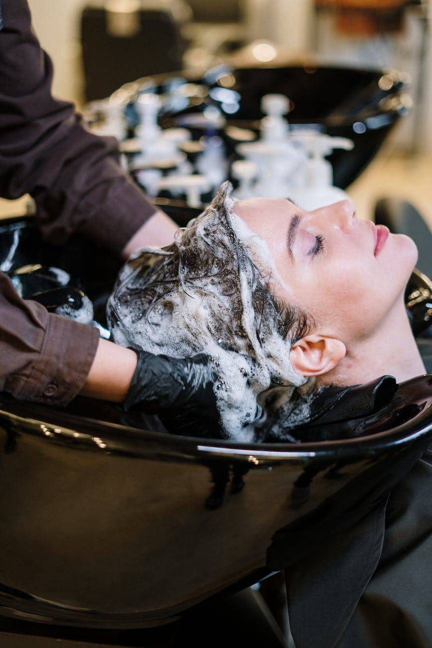 El cuidado diario es fundamental para la salud del cabello. cuidado del cabello