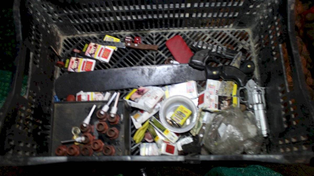 armas decomisadas en el mercado mayorista