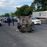 Robo de película tras accidente con vehículo volcado en Guaynabo