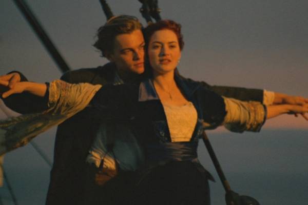 Pareja de novios intentó recrear famosa escena de "Titanic" y murió ahogada en un río