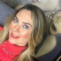 Aracely Arámbula luce hermosa con un pantalón floreado, un top anaranjado y chamarra amarilla
