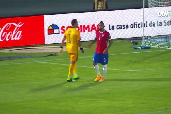 Mejor que el abrazo de Maipú: Vidal y Bravo, las figuras del partido, en un saludo que ilusiona