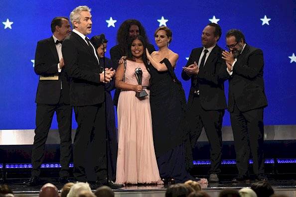 Yalitza Aparicio con el elenco de Roma