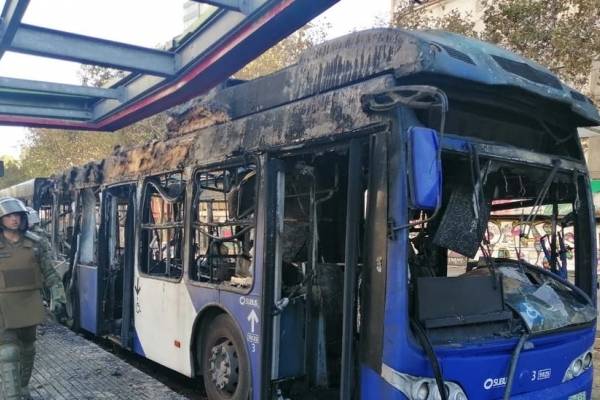 Varios detenidos tras incendio de un bus del transporte público y el intento de derribar la estatua de Baquedano
