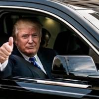 Trump aparece por sorpresa en marcha de "Make America Great Again" en Washington