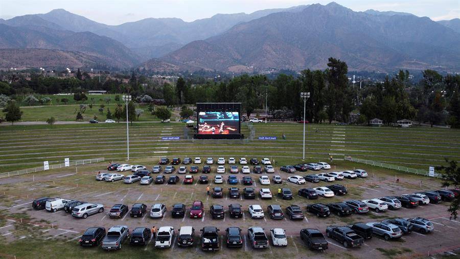 Vuelve el autocine a Santiago de Chile mientras remite la pandemia