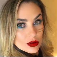 Aracely Arámbula deslumbra con un pantalón blanco estilo palazzo y una blusa roja decorada con brillantes
