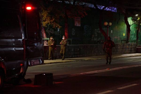 Un carabinero y una civil heridos tras balacera en el centro de Santiago