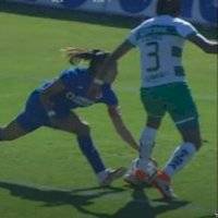 Jugadora del Cruz Azul evita gol con la mano ¡y no marcan penal!
