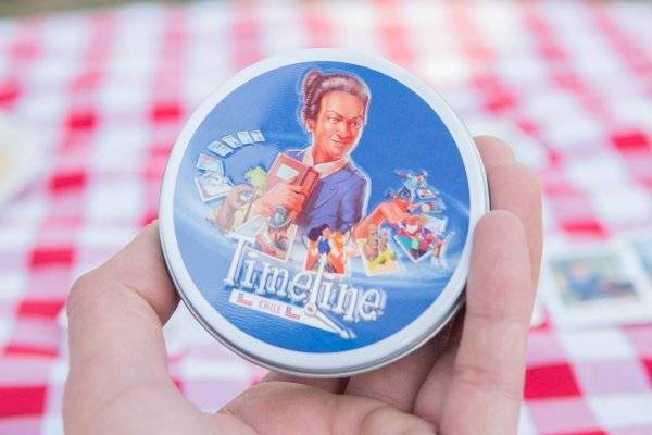 Lanzan nuevo juego de mesa "Timeline" sobre la historia de Chile que incluye "hitos recientes"