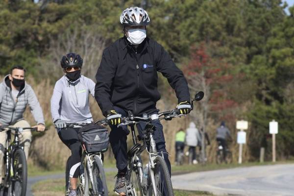 Joe Biden pedalea en bicicleta para relajarse a la espera de que Trump asuma su derrota