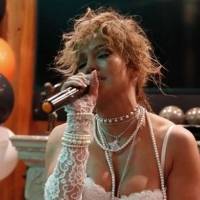 Jennifer Lopez deslumbra con un pantalón palazzo platinado y un blazer de brillantes