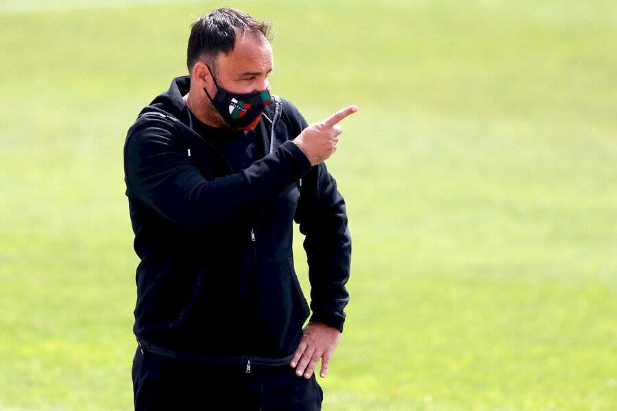 José Luis Sierra debutó como DT de Palestino con un triunfo ante Colo Colo / Foto: Photosport