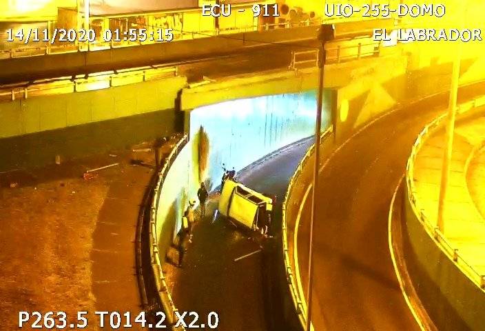 Vehículo cayó del puente del Puente del Labrador dejando una fallecida y dos heridos