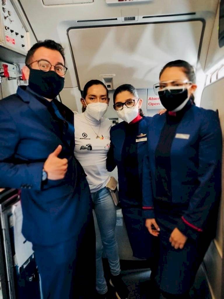 Myriam Núñez junto a la tripulación de Latam Airlines