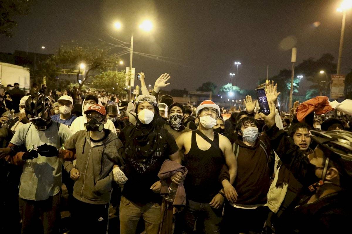 Perú: Dos muertos, 94 heridos, 42 desaparecidos deja noche de violencia