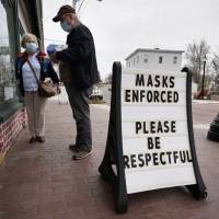 Decenas de trabajadores electorales enfermos de COVID en Estados Unidos