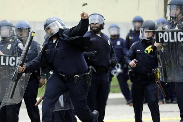 Baltimore indemnizará con US$8 millones a dos detenidos por policías corruptos que los "cargaron" con drogas