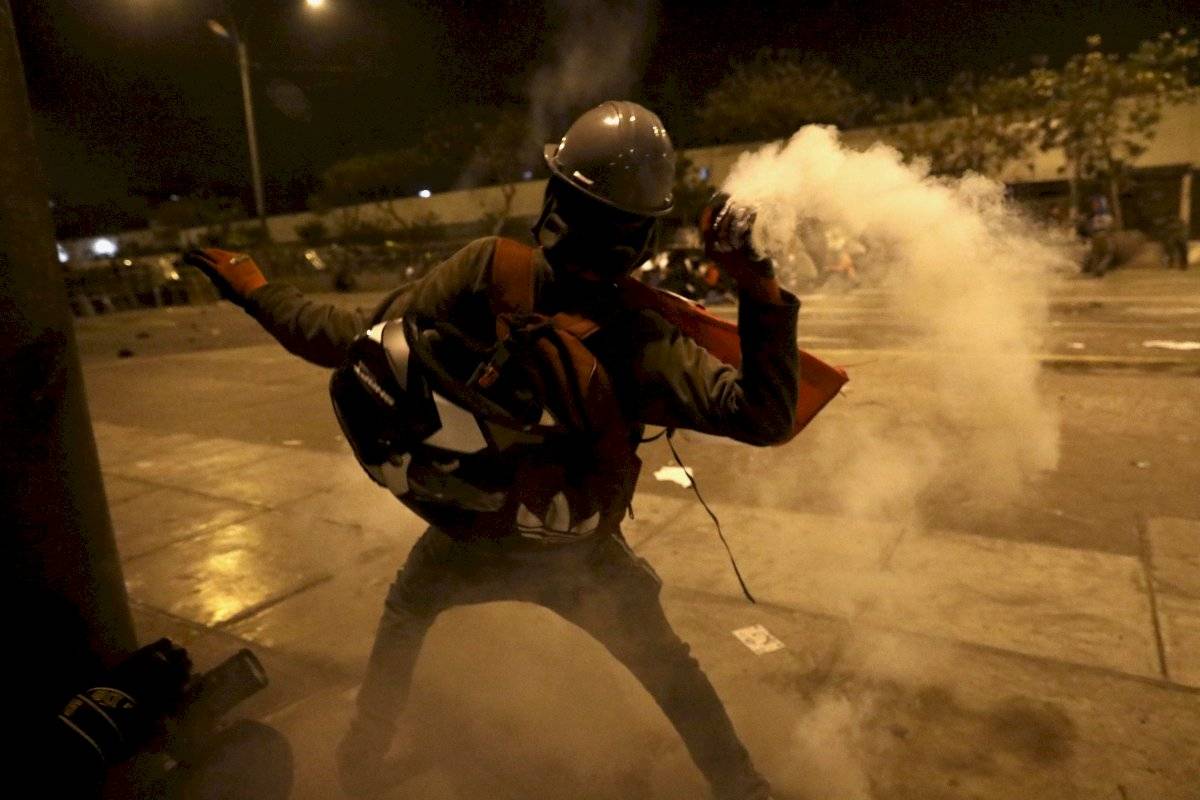 Perú: Dos muertos, 94 heridos, 42 desaparecidos deja noche de violencia