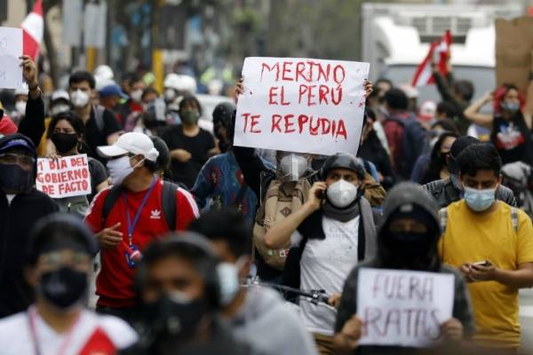 Dos partidos proponen ahora moción de censura contra el presidente Merino y se agudiza la crisis política en Perú