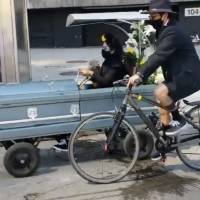 Ciclistas recrean un “funeral sobre ruedas” en Reforma