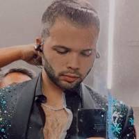 Leonardo Aguilar presume sus hermosos caballos y muestra que es todo un galán en pantalón de mezclilla, camisa y sombrero