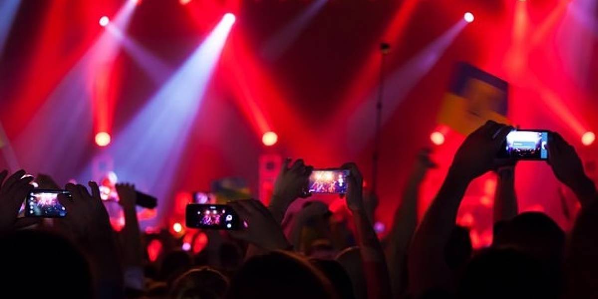 Se decidió la polémica: ¿Quién disfruta más un evento, el que lo comenta en vivo en sus redes sociales o quien 'vive el momento'?