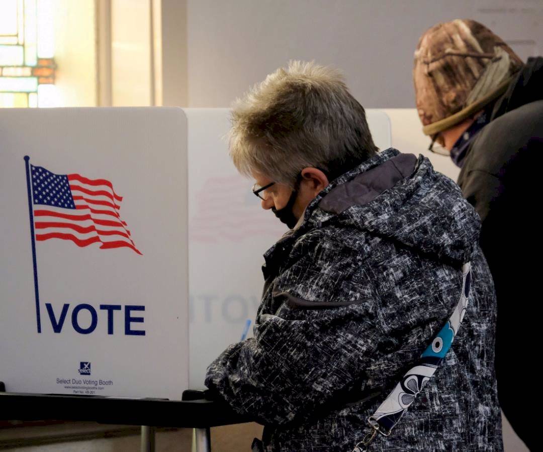 Decenas de trabajadores electorales que tuvieron contacto con los votantes en los comicios de Estados Unidos, contagiados de COVID-19