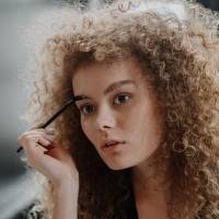 Tudo pra nós: a Maybelline NY acaba de lançar um gel que define e preenche as sobrancelhas