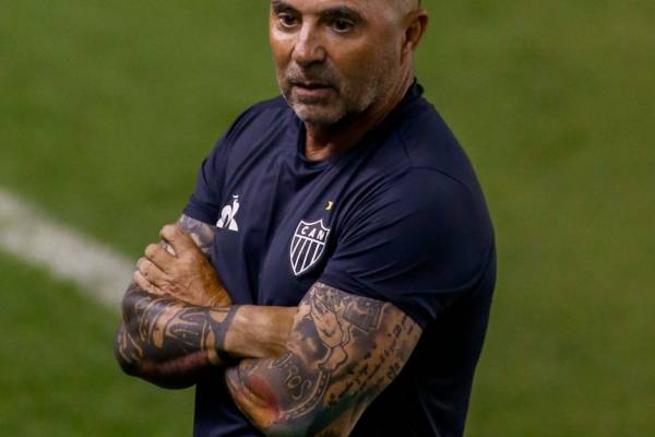 Jorge Sampaoli dio positivo por covid junto a otros siete miembros de Atlético Mineiro