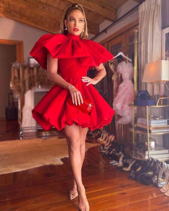 Jennifer Lopez deslumbra como diosa con vestido estilo Caperucita Roja moderna Jennifer Lopez
