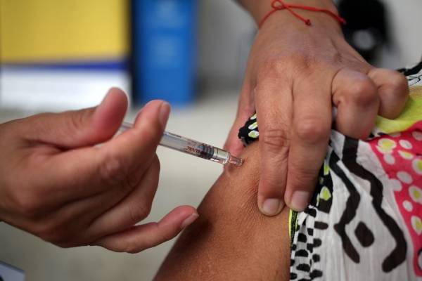 Vacunas contra el coronavirus: llaman a la calma por anuncios de tres “eficaces” en un 90% o más
