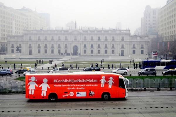 Movilh pide prohibir la circulación del "Bus de la Libertad" en Santiago y Valparaíso
